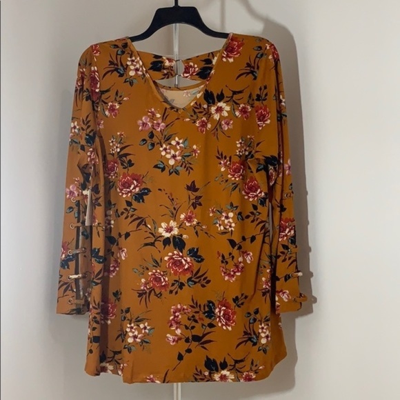 LAST TWO! Plus Size Floral Tie Sleeve Keyhole Top - Picture 3 of 11